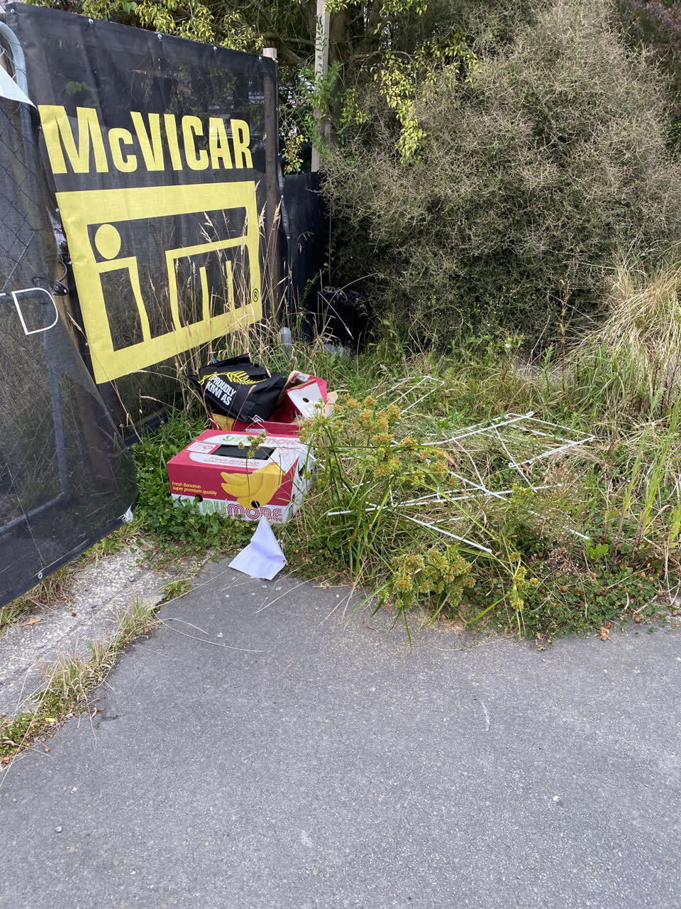 The photograph attached to this rubbish/recycling report