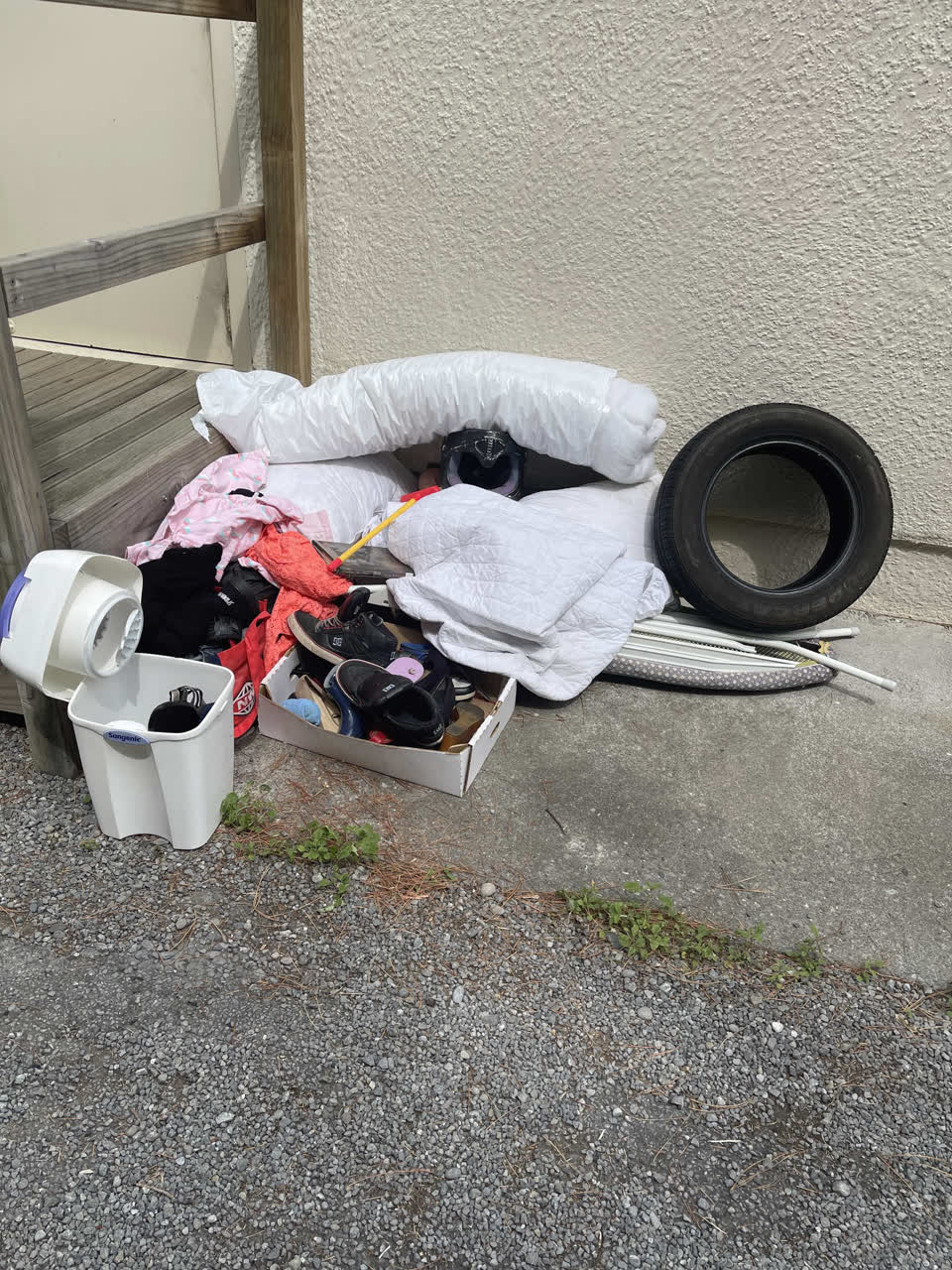 The photograph attached to this rubbish/recycling report