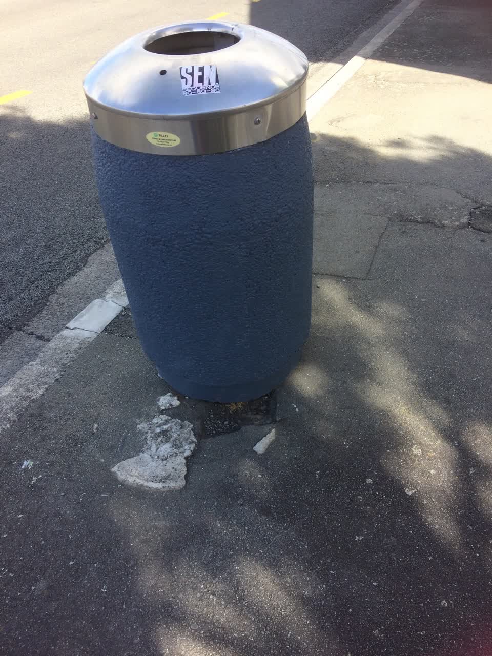The photograph attached to this rubbish/recycling report