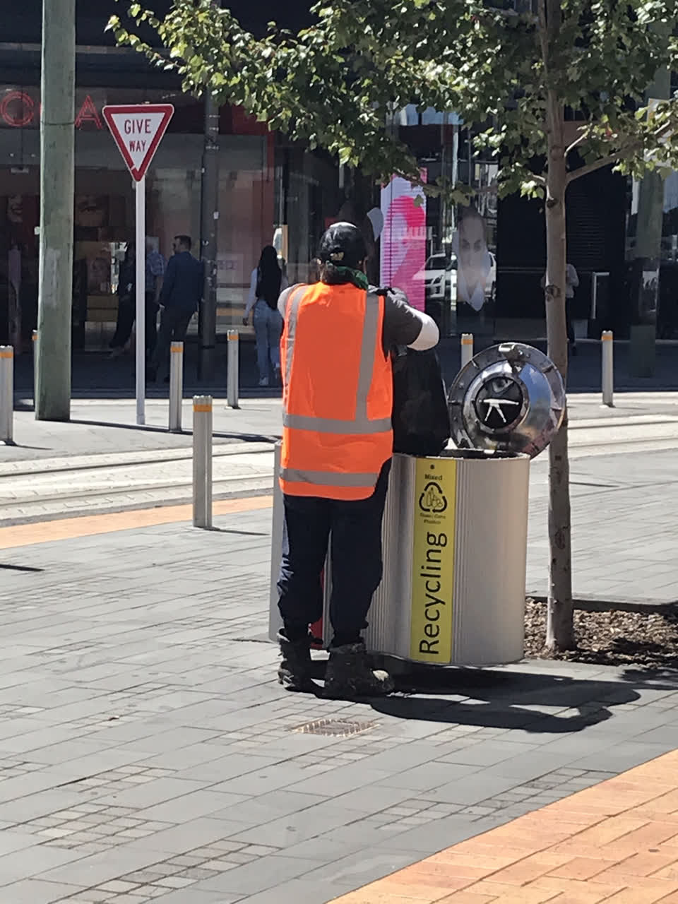 The photograph attached to this rubbish/recycling report