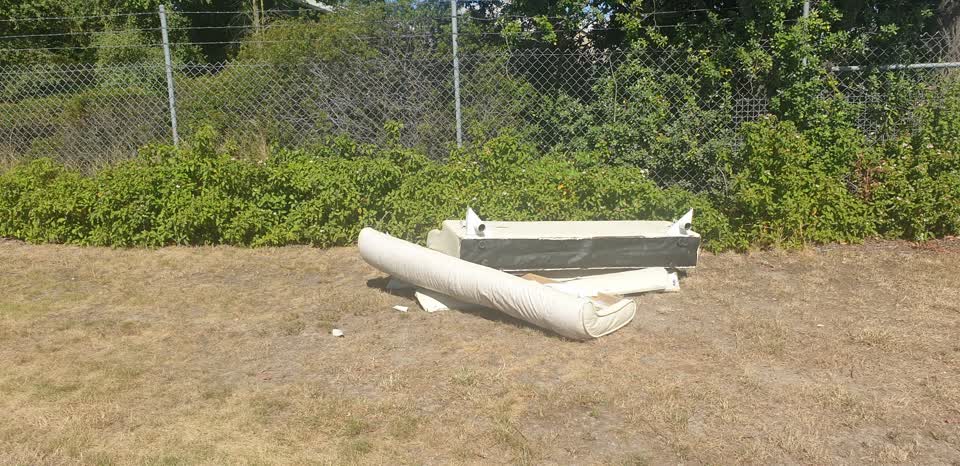 The photograph attached to this rubbish/recycling report