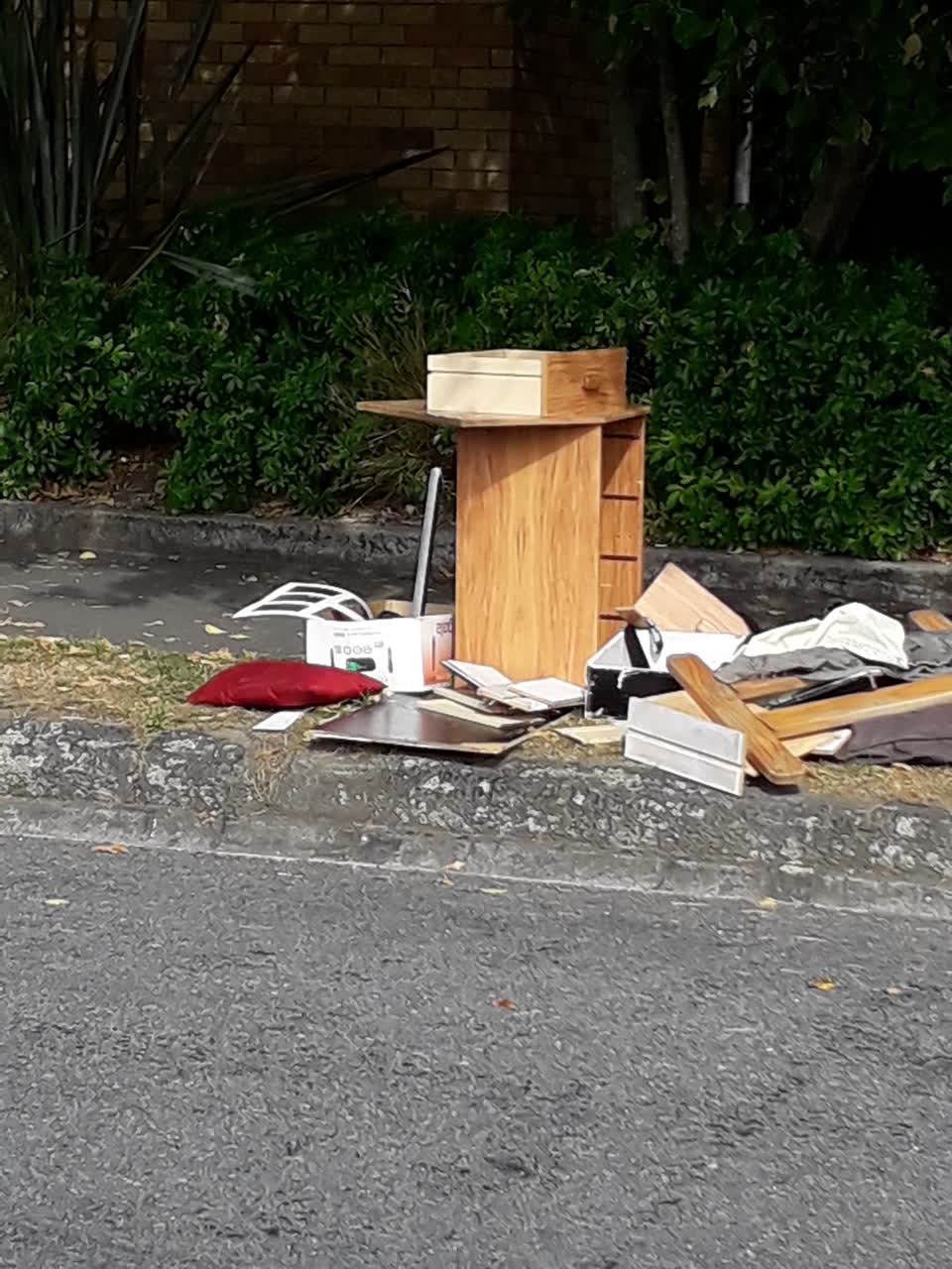 The photograph attached to this rubbish/recycling report