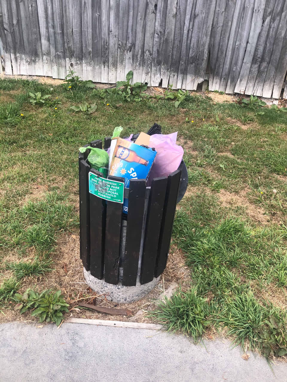 The photograph attached to this rubbish/recycling report