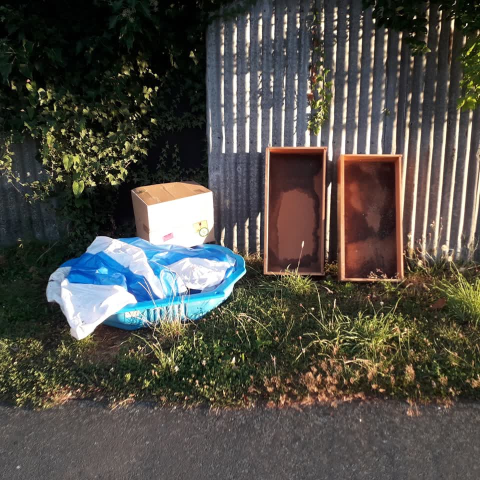 The photograph attached to this rubbish/recycling report