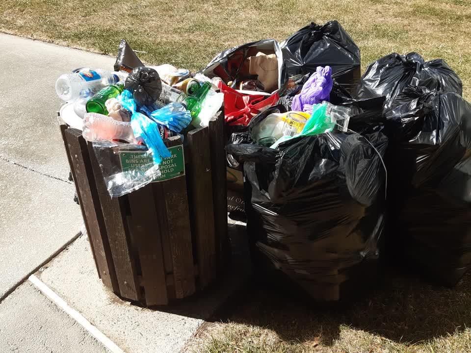 The photograph attached to this rubbish/recycling report