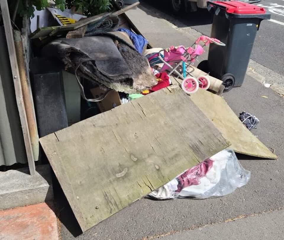 The photograph attached to this rubbish/recycling report