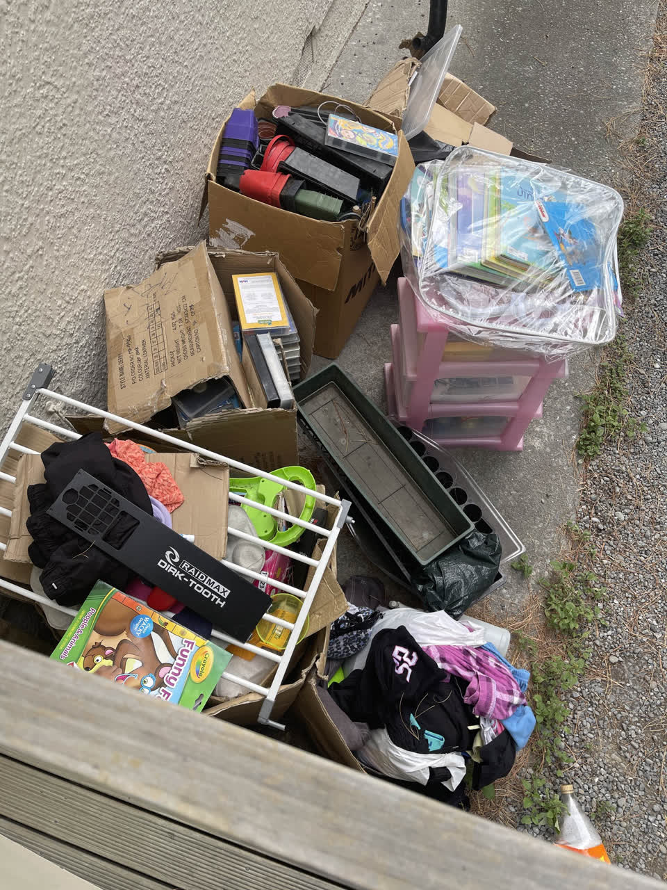 The photograph attached to this rubbish/recycling report