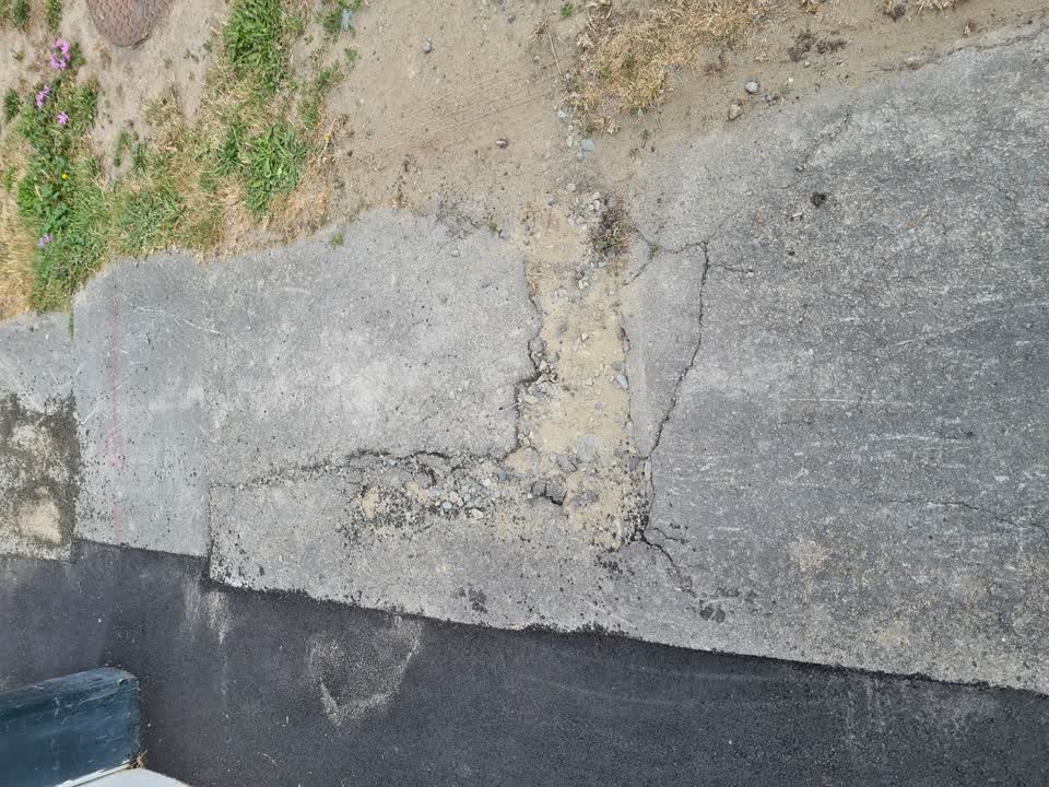 The photograph attached to this roading/streets report