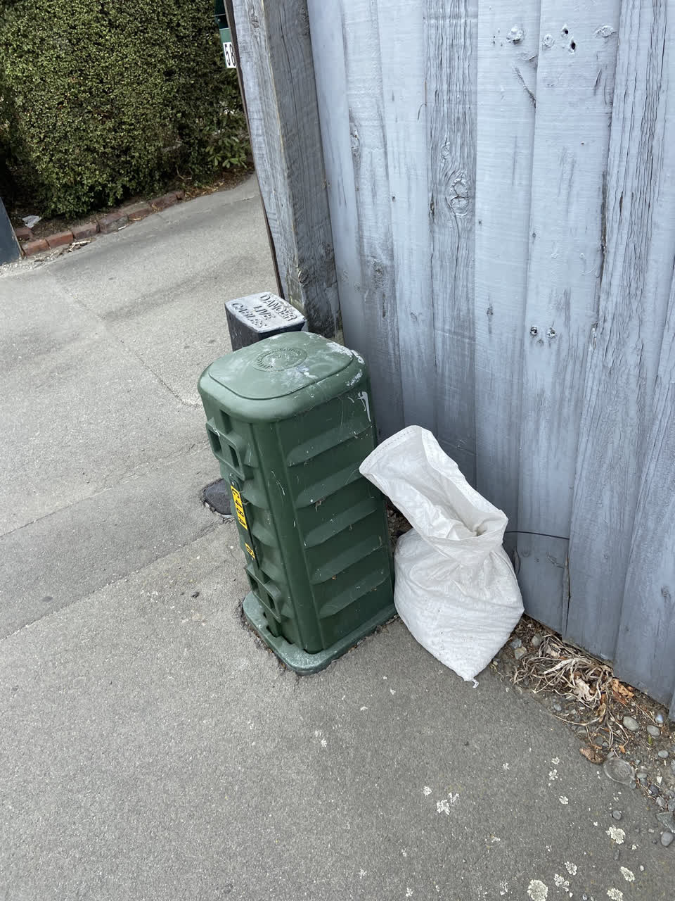 The photograph attached to this rubbish/recycling report