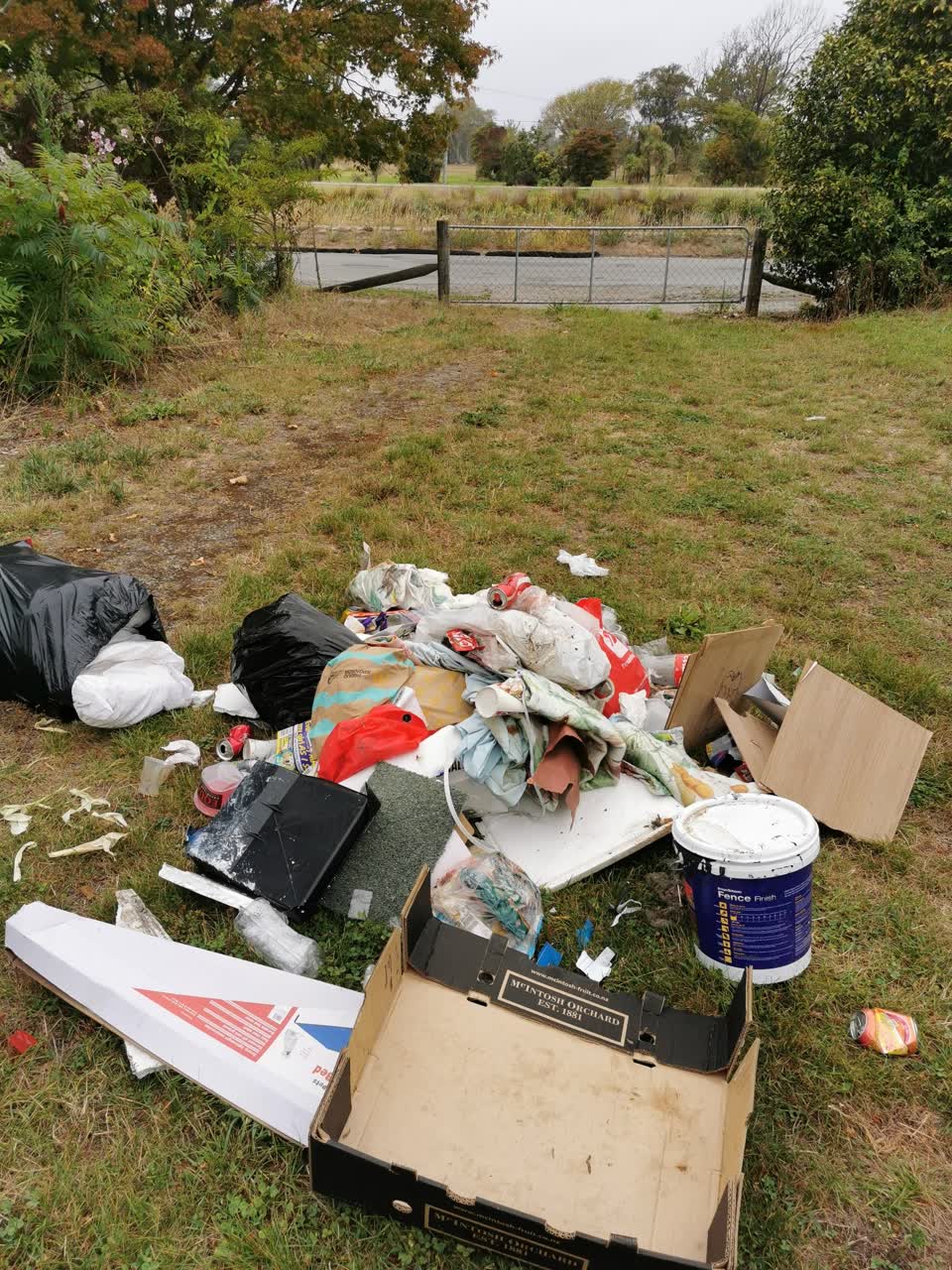 The photograph attached to this rubbish/recycling report