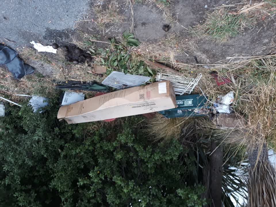 The photograph attached to this rubbish/recycling report