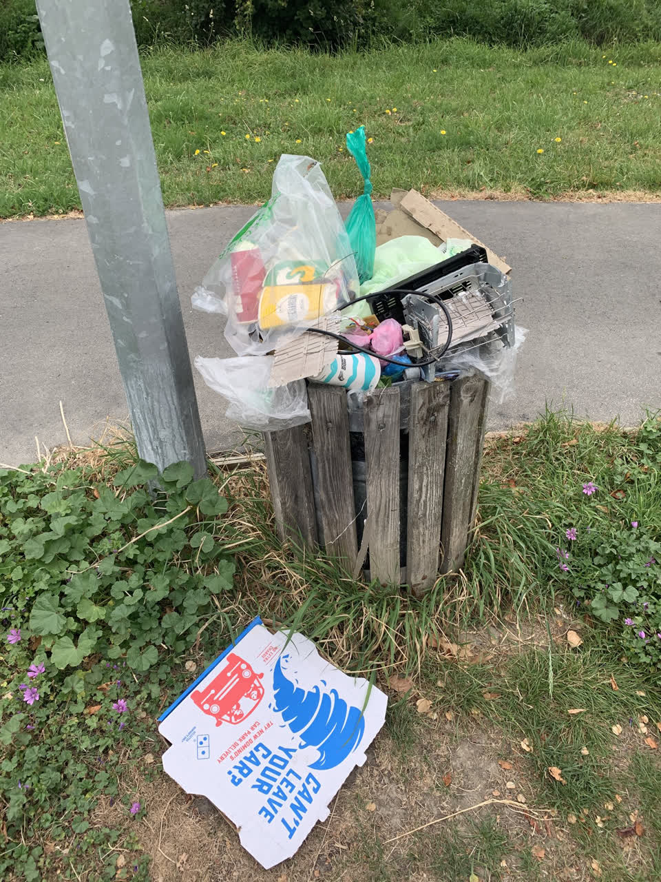 The photograph attached to this rubbish/recycling report