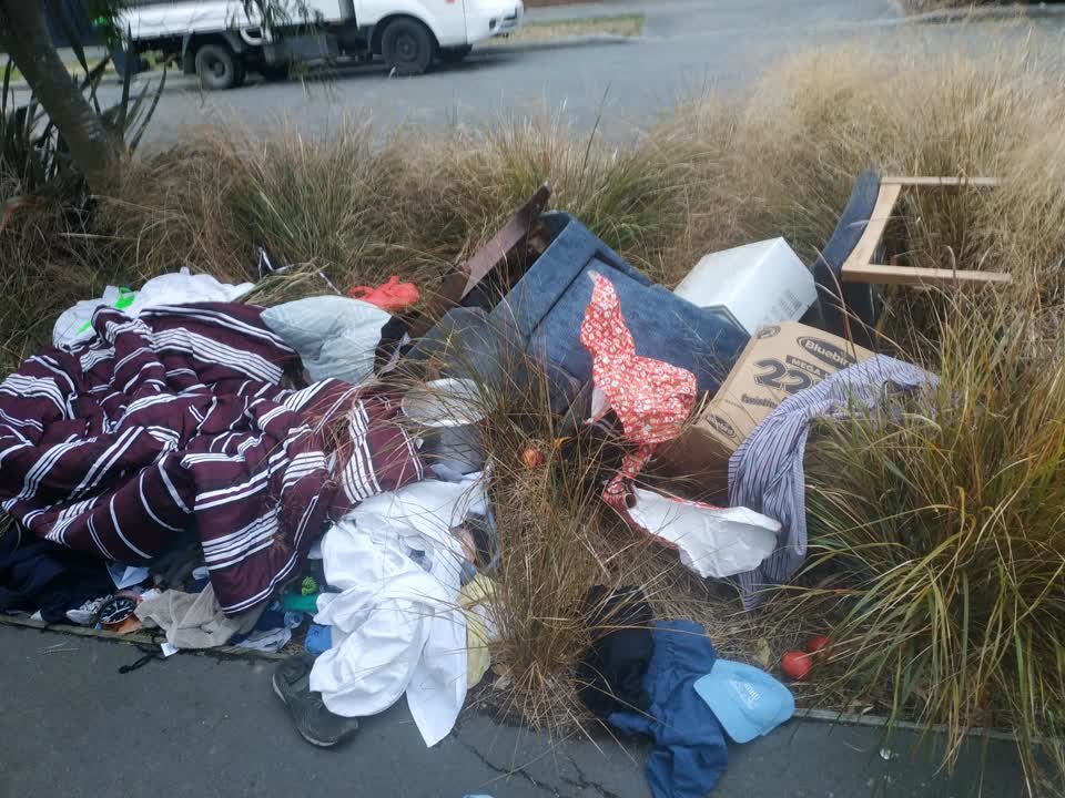 The photograph attached to this rubbish/recycling report