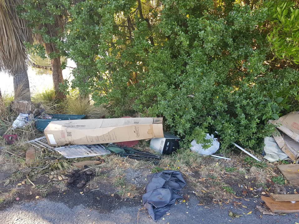 The photograph attached to this rubbish/recycling report