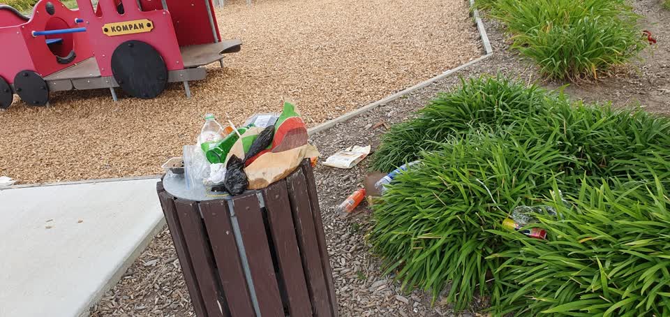 The photograph attached to this rubbish/recycling report