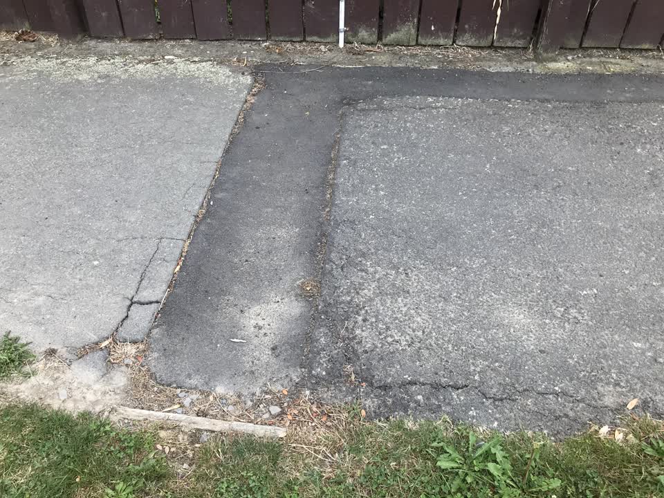 The photograph attached to this roading/streets report