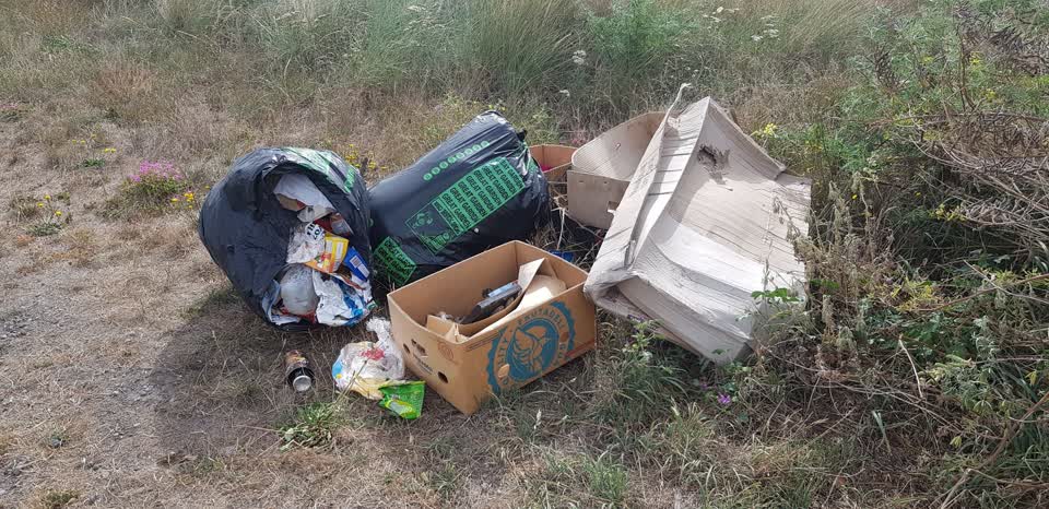 The photograph attached to this rubbish/recycling report