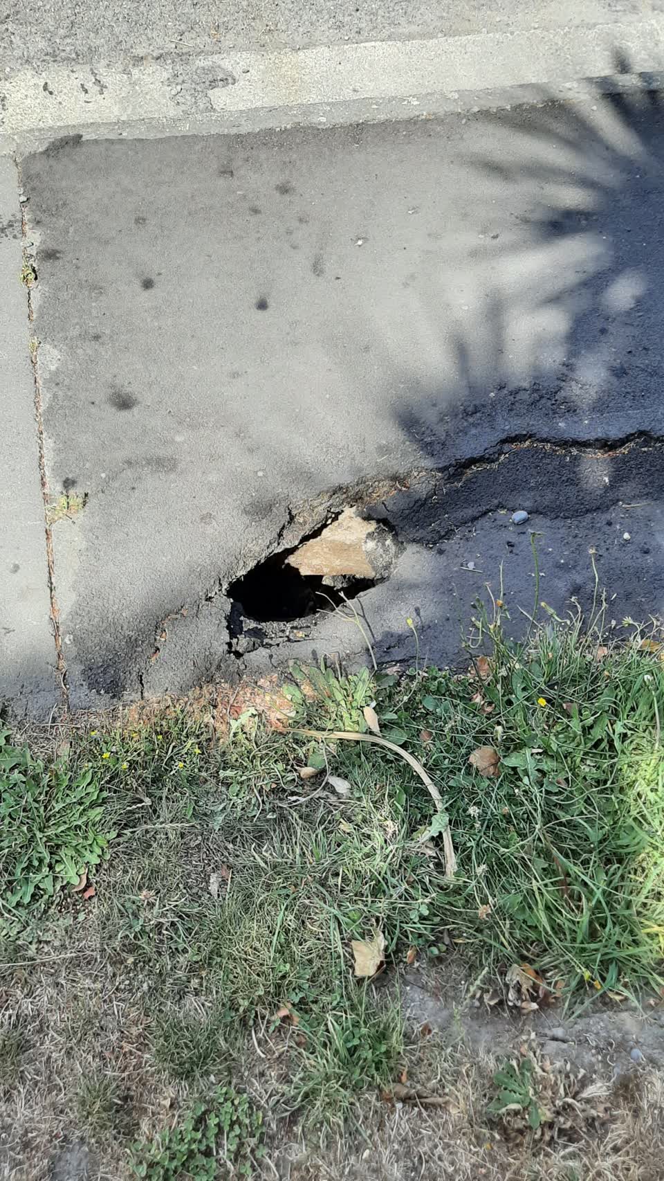 The photograph attached to this roading/streets report