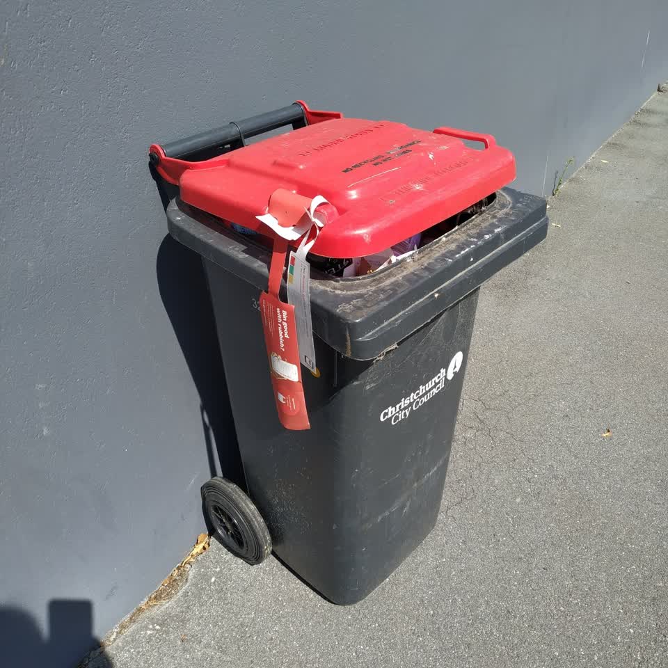 The photograph attached to this rubbish/recycling report