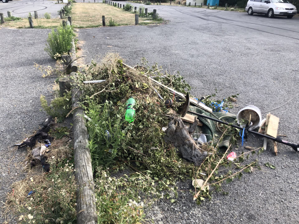 The photograph attached to this rubbish/recycling report