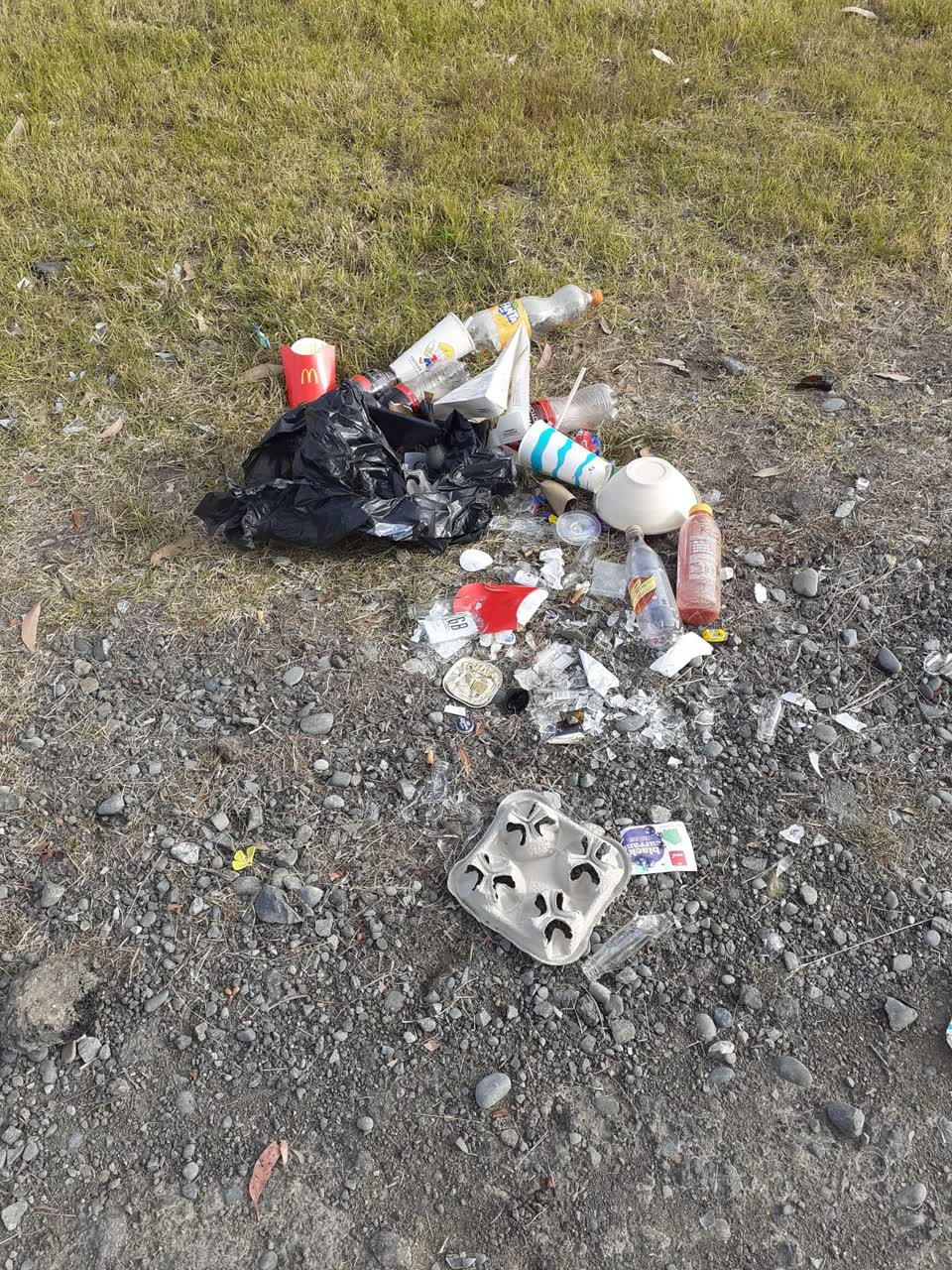 The photograph attached to this rubbish/recycling report