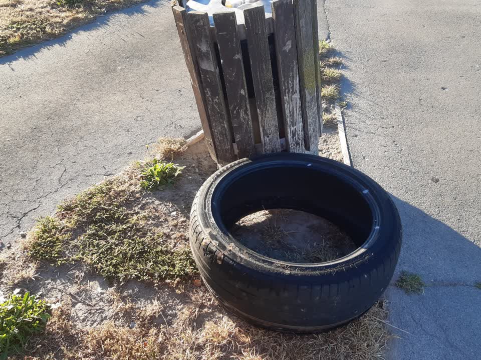 The photograph attached to this rubbish/recycling report