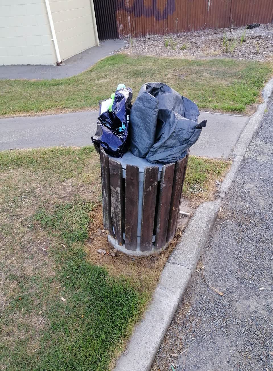 The photograph attached to this rubbish/recycling report