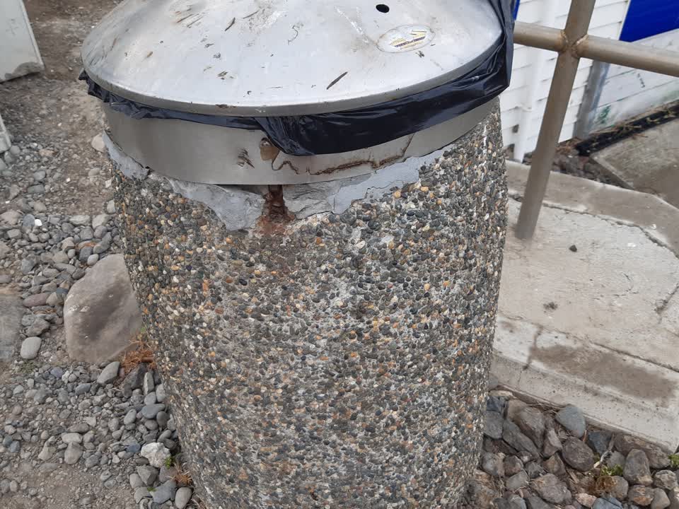 The photograph attached to this rubbish/recycling report