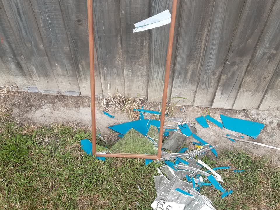 The photograph attached to this rubbish/recycling report