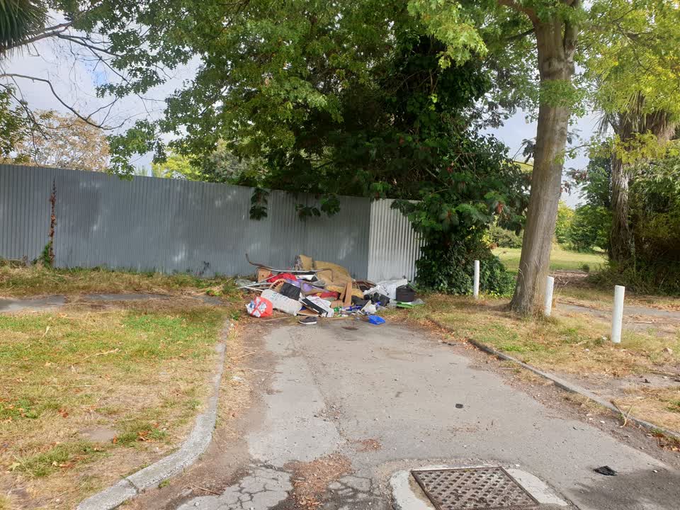 The photograph attached to this rubbish/recycling report