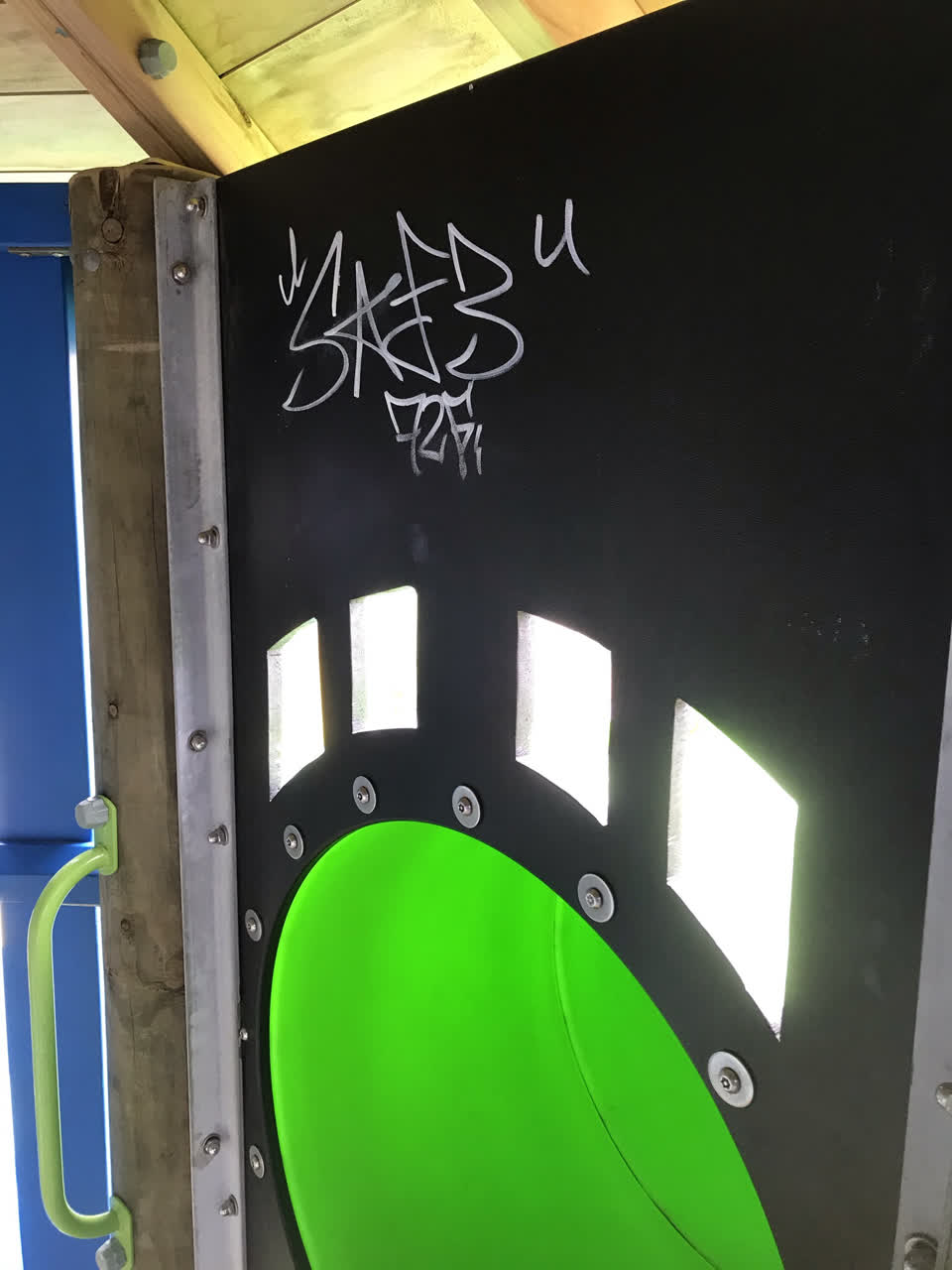 The photograph attached to this graffiti report