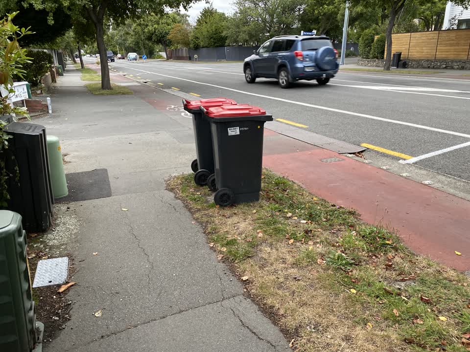 The photograph attached to this rubbish/recycling report