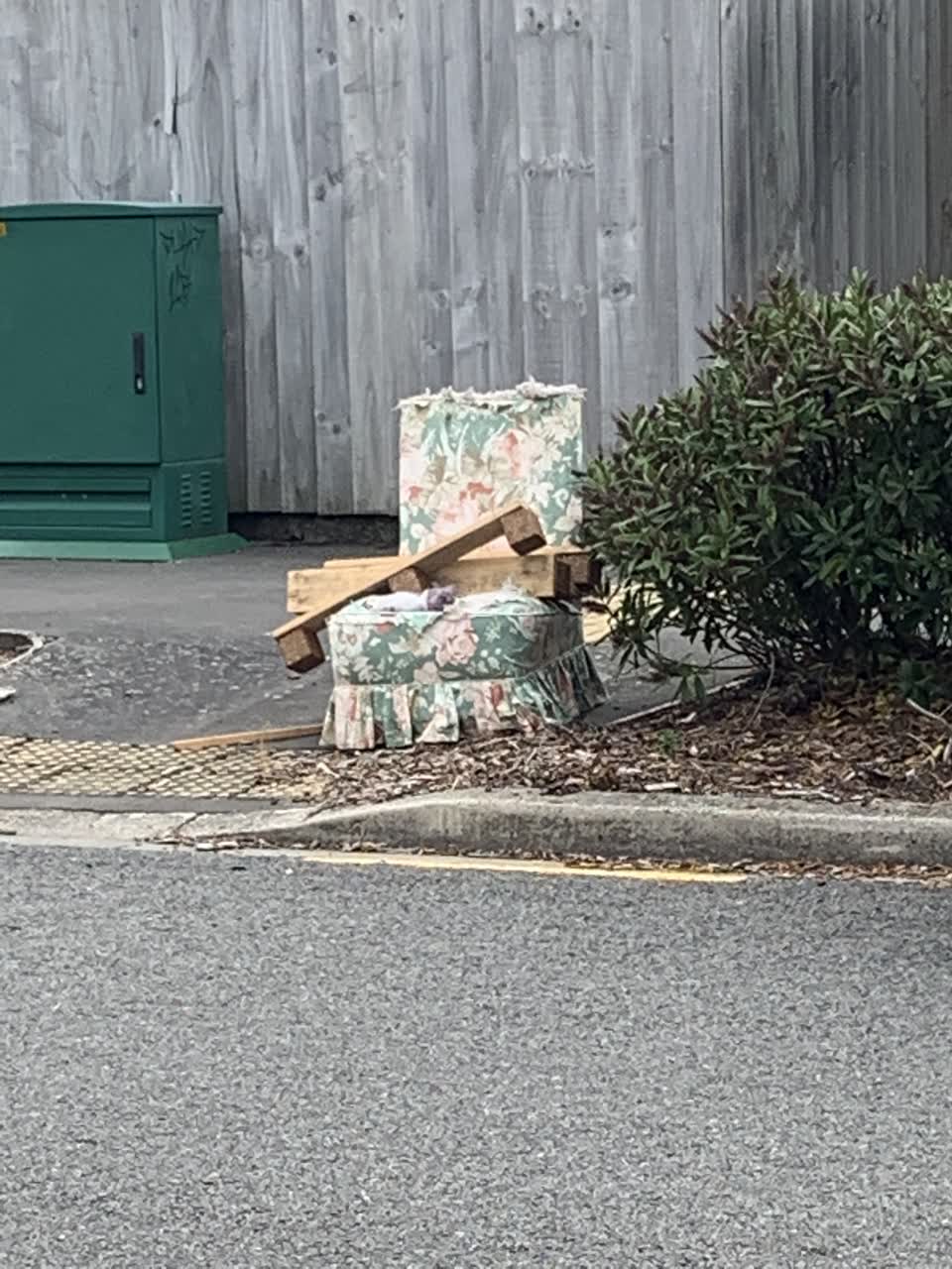 The photograph attached to this rubbish/recycling report