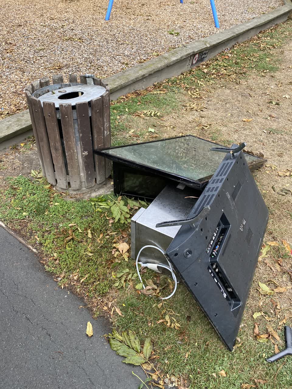 The photograph attached to this rubbish/recycling report