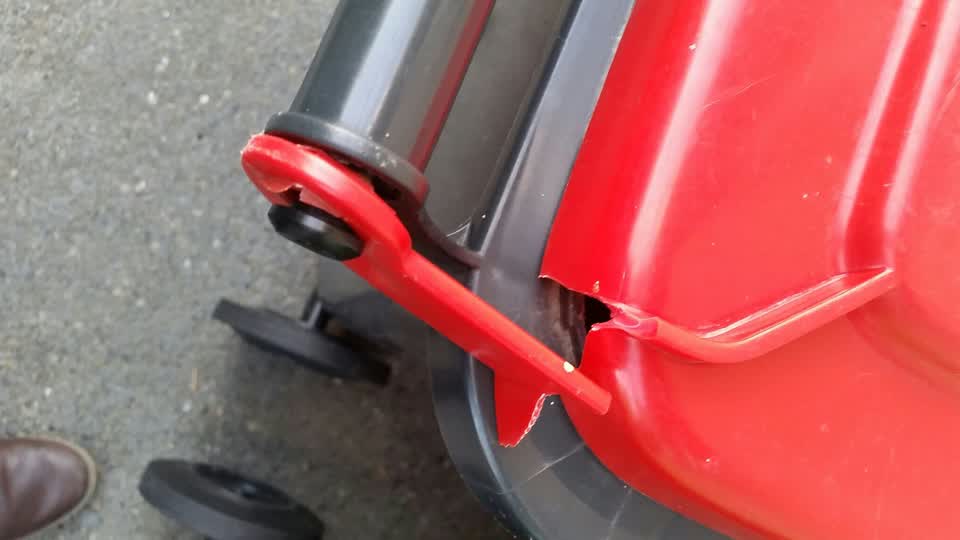 The photograph attached to this rubbish/recycling report