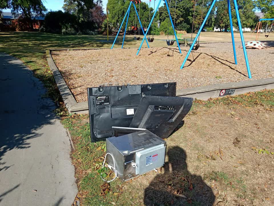 The photograph attached to this rubbish/recycling report