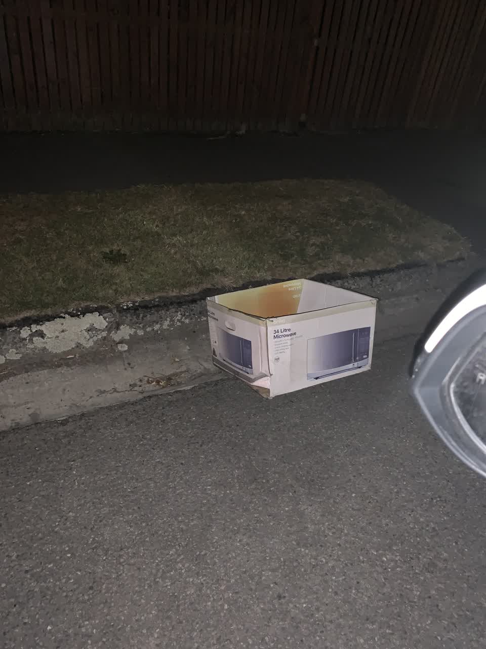 The photograph attached to this rubbish/recycling report