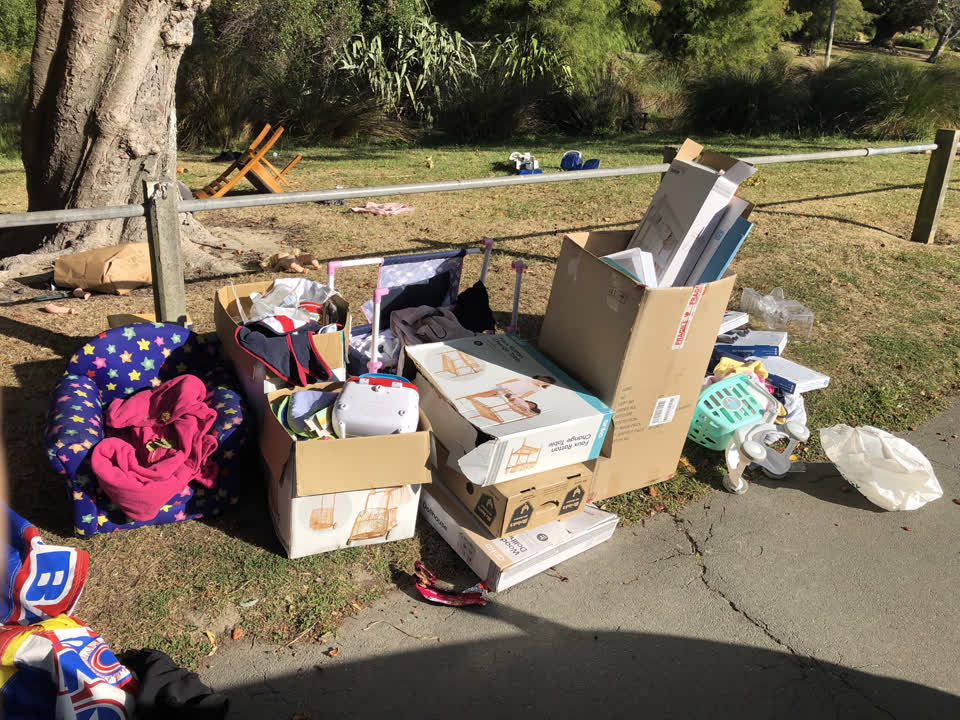 The photograph attached to this rubbish/recycling report
