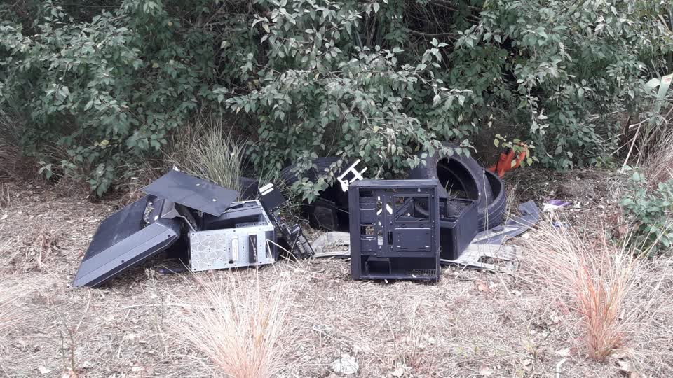 The photograph attached to this rubbish/recycling report