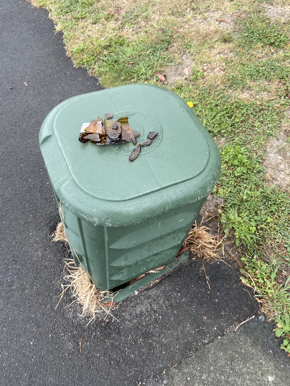 The photograph attached to this rubbish/recycling report