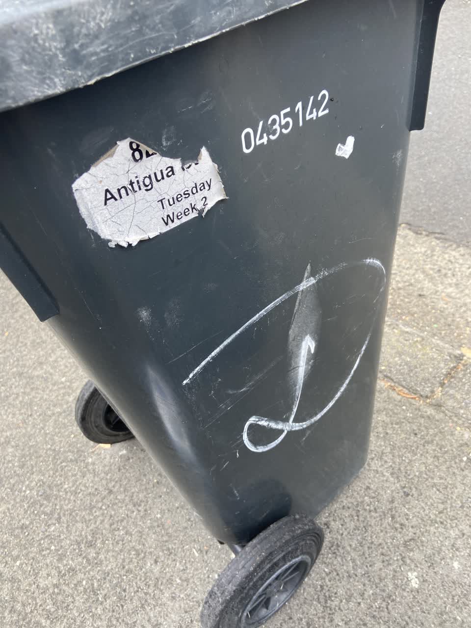 The photograph attached to this rubbish/recycling report