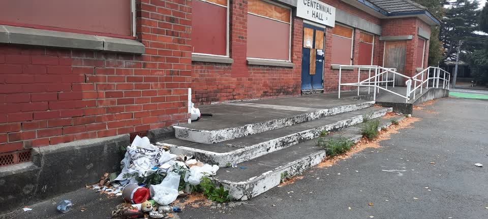 The photograph attached to this rubbish/recycling report