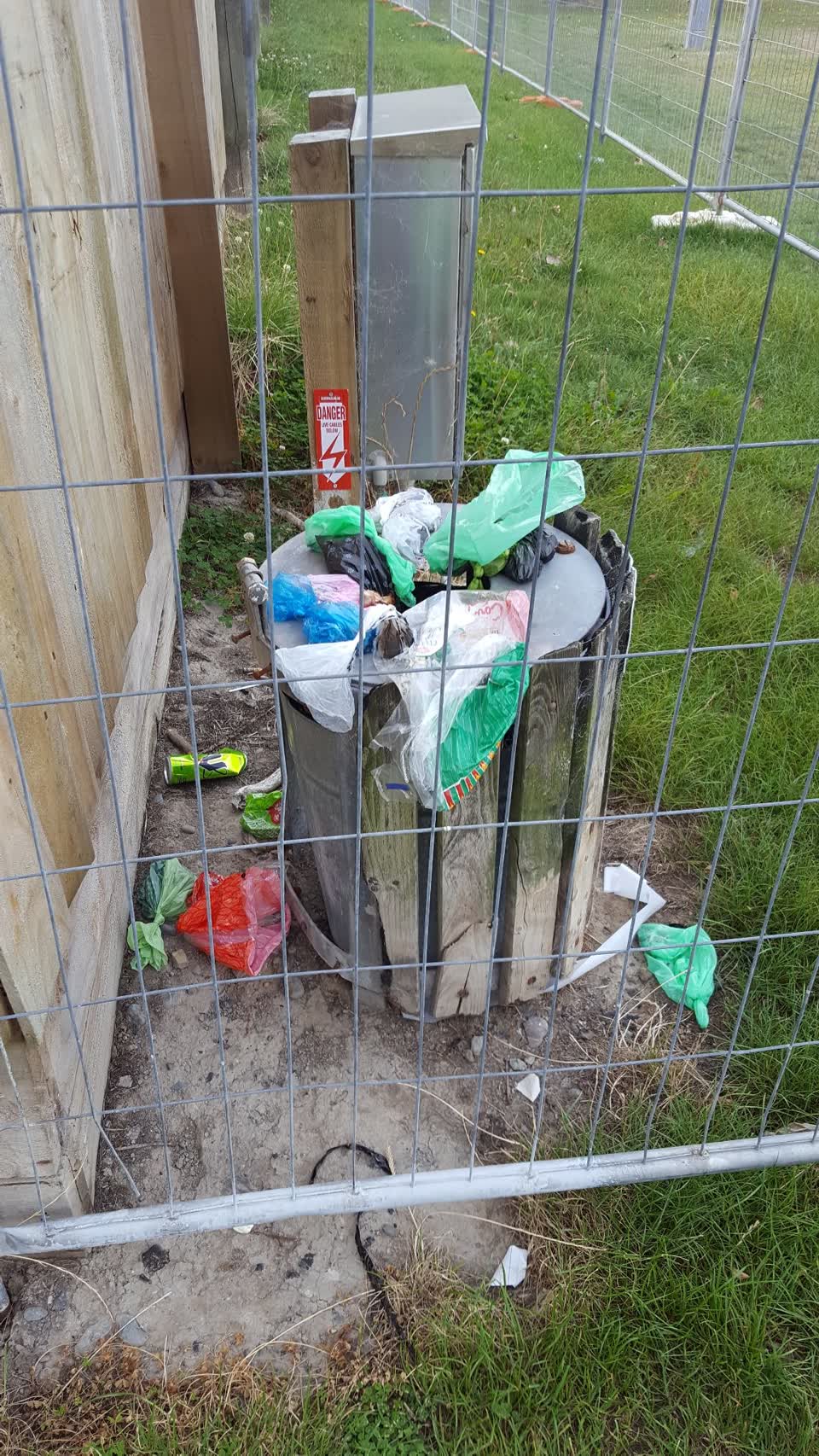 The photograph attached to this rubbish/recycling report