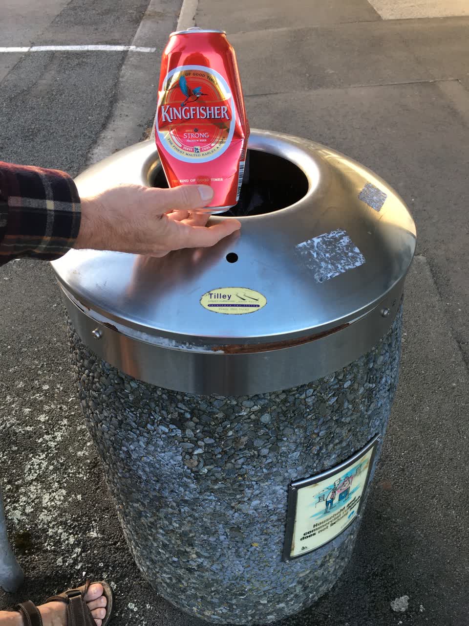 The photograph attached to this rubbish/recycling report