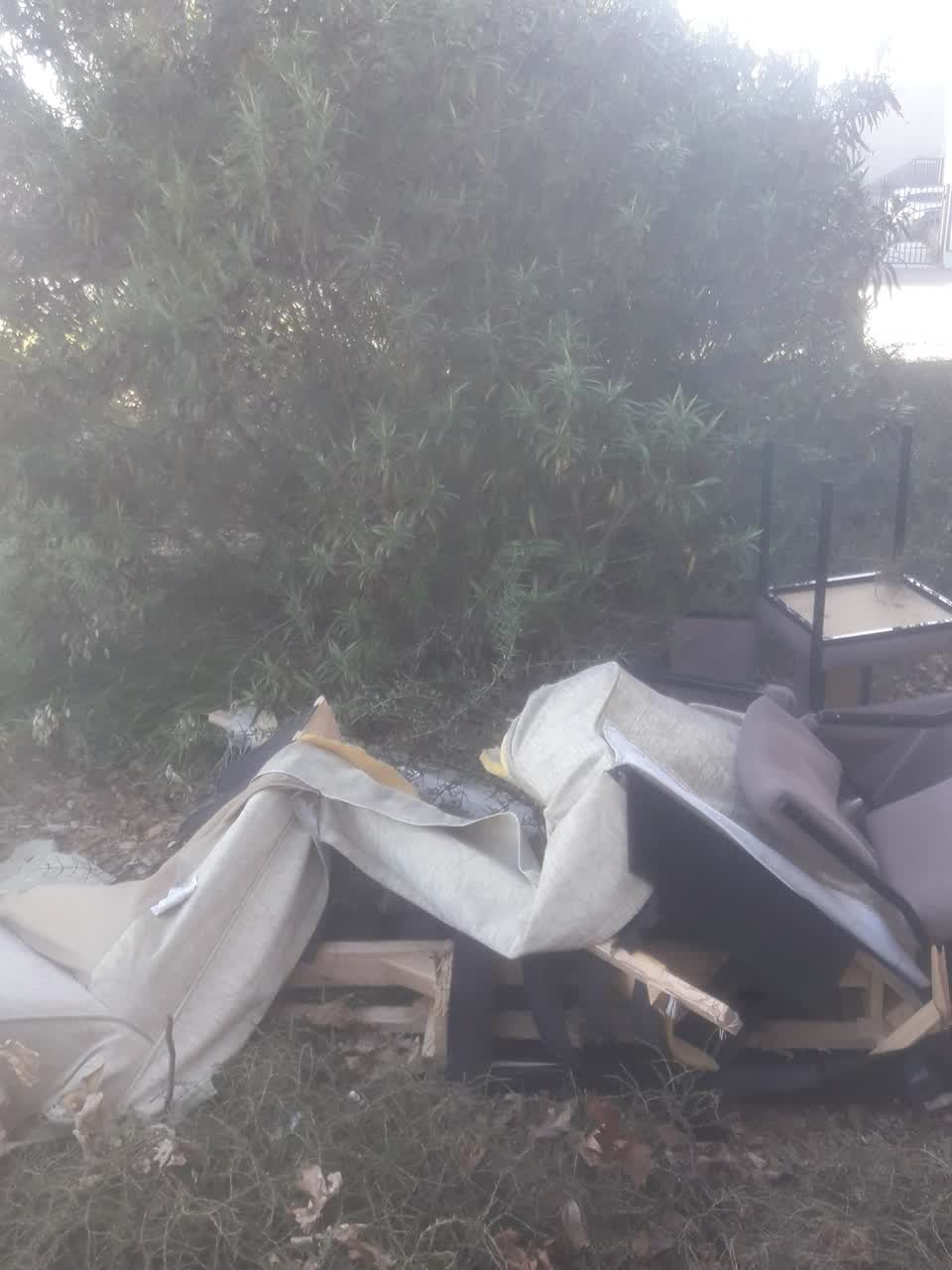 The photograph attached to this rubbish/recycling report