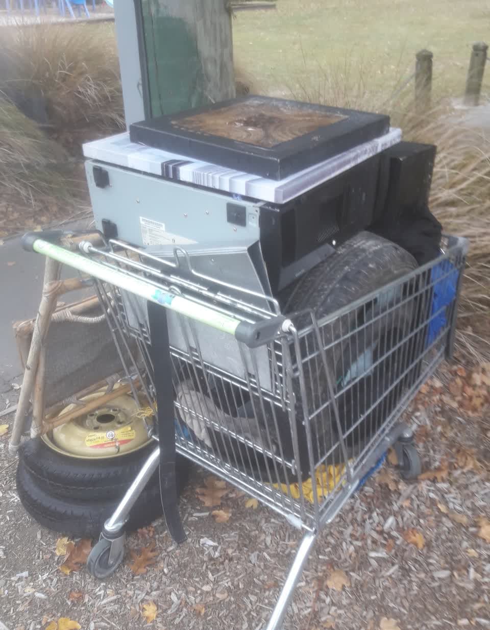The photograph attached to this rubbish/recycling report