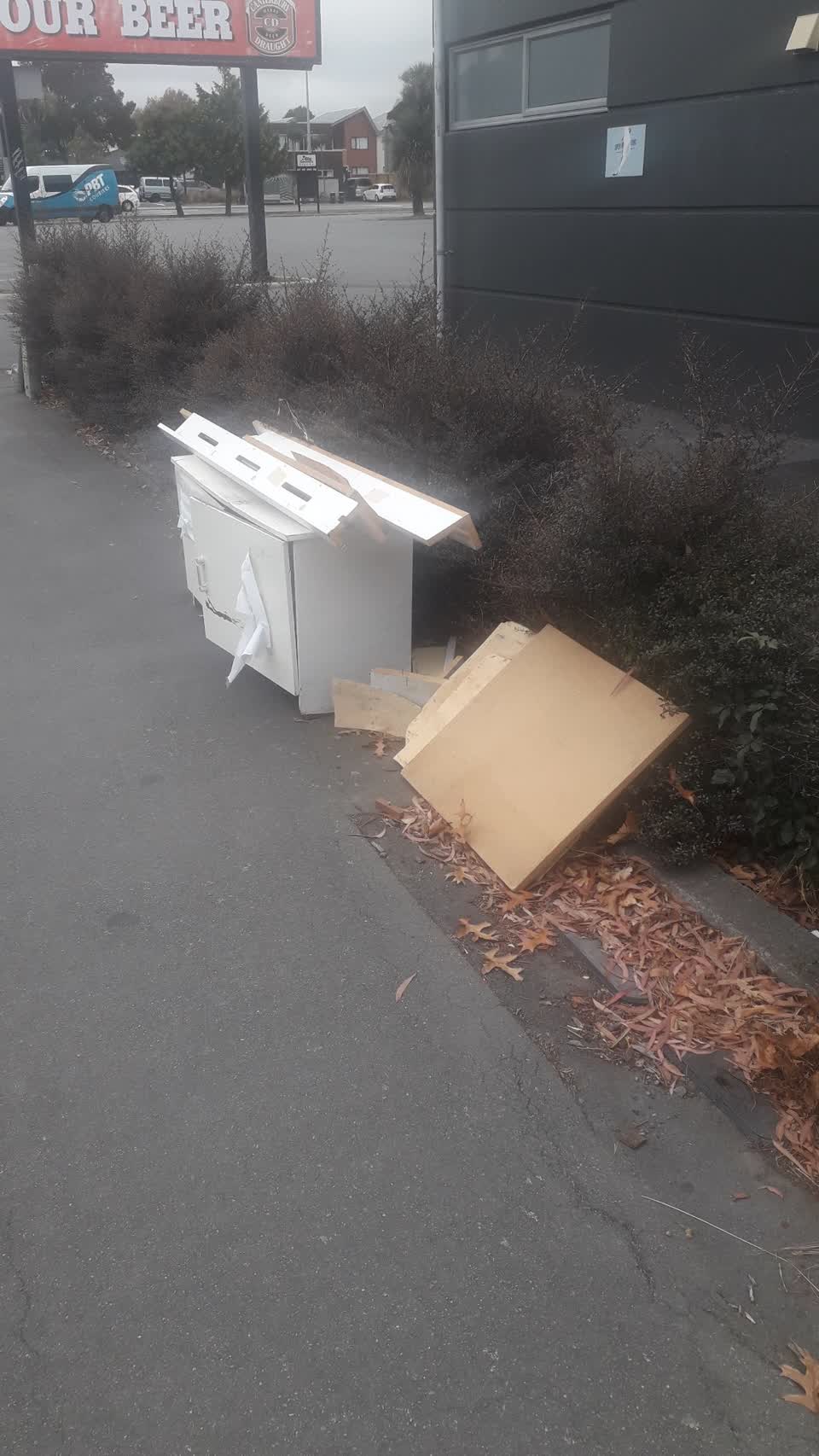 The photograph attached to this rubbish/recycling report