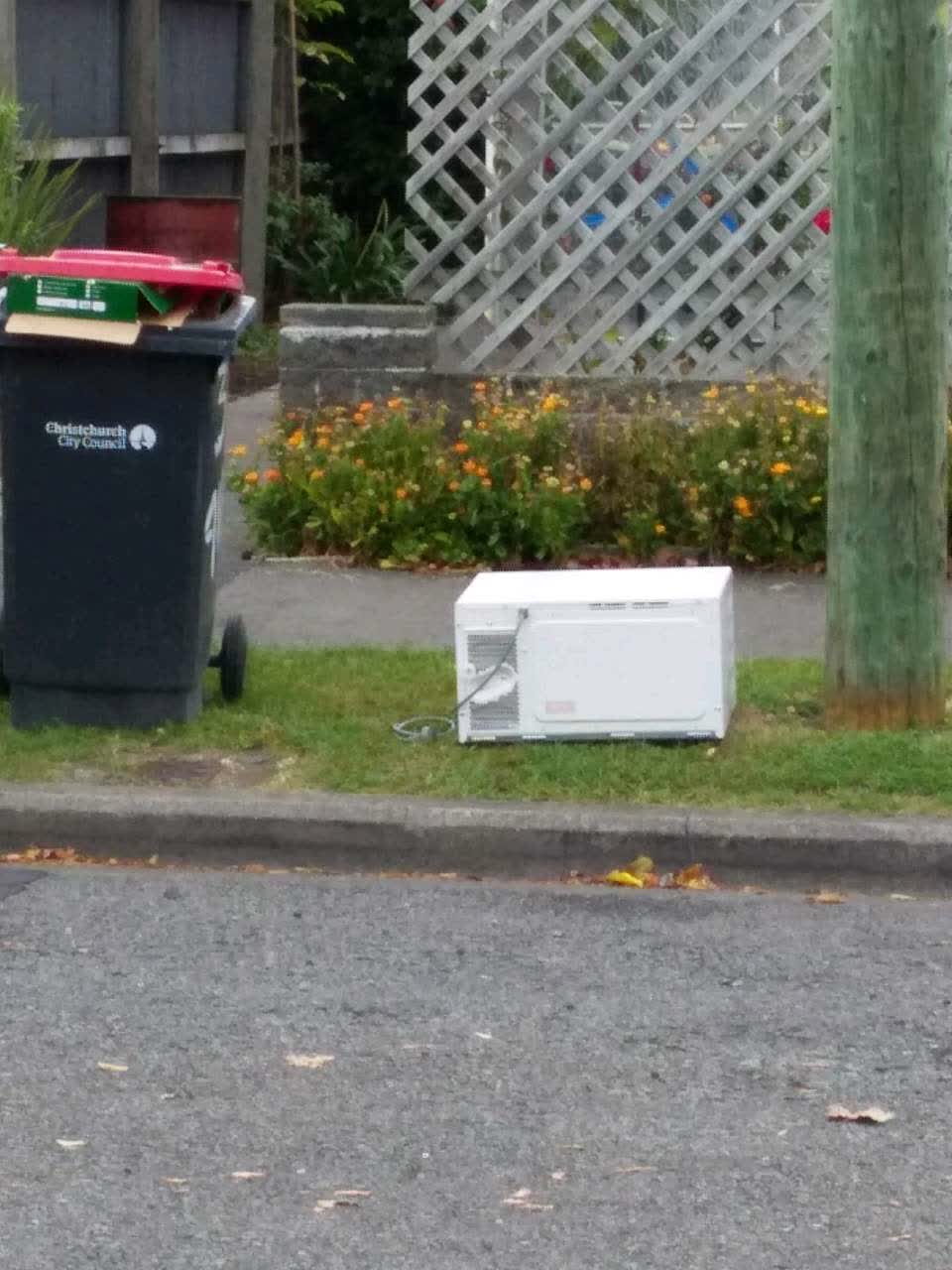 The photograph attached to this rubbish/recycling report