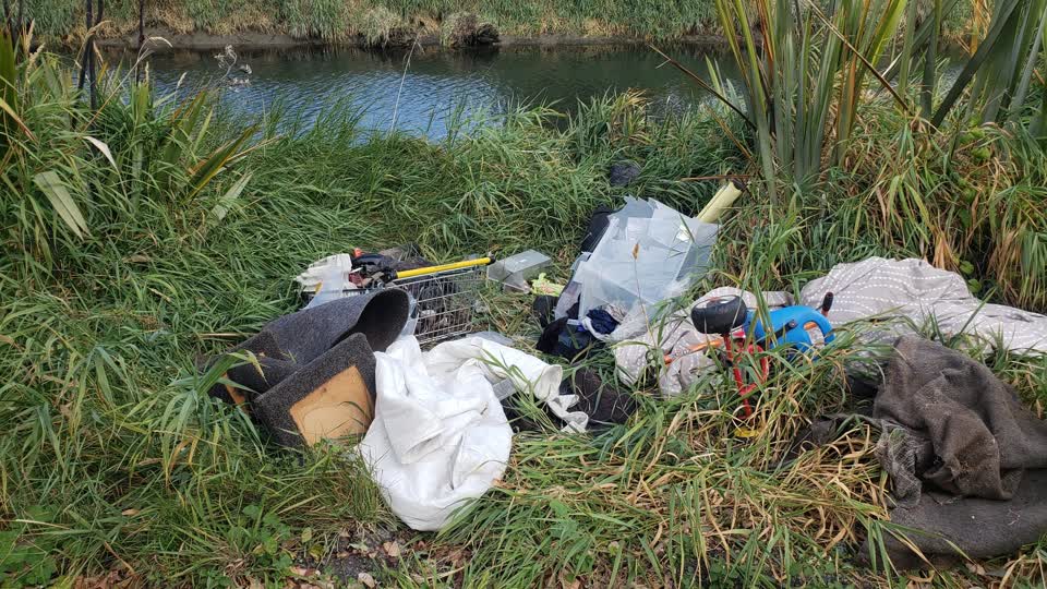 The photograph attached to this rubbish/recycling report