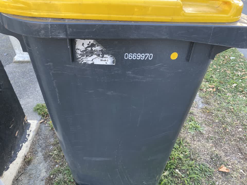 The photograph attached to this rubbish/recycling report